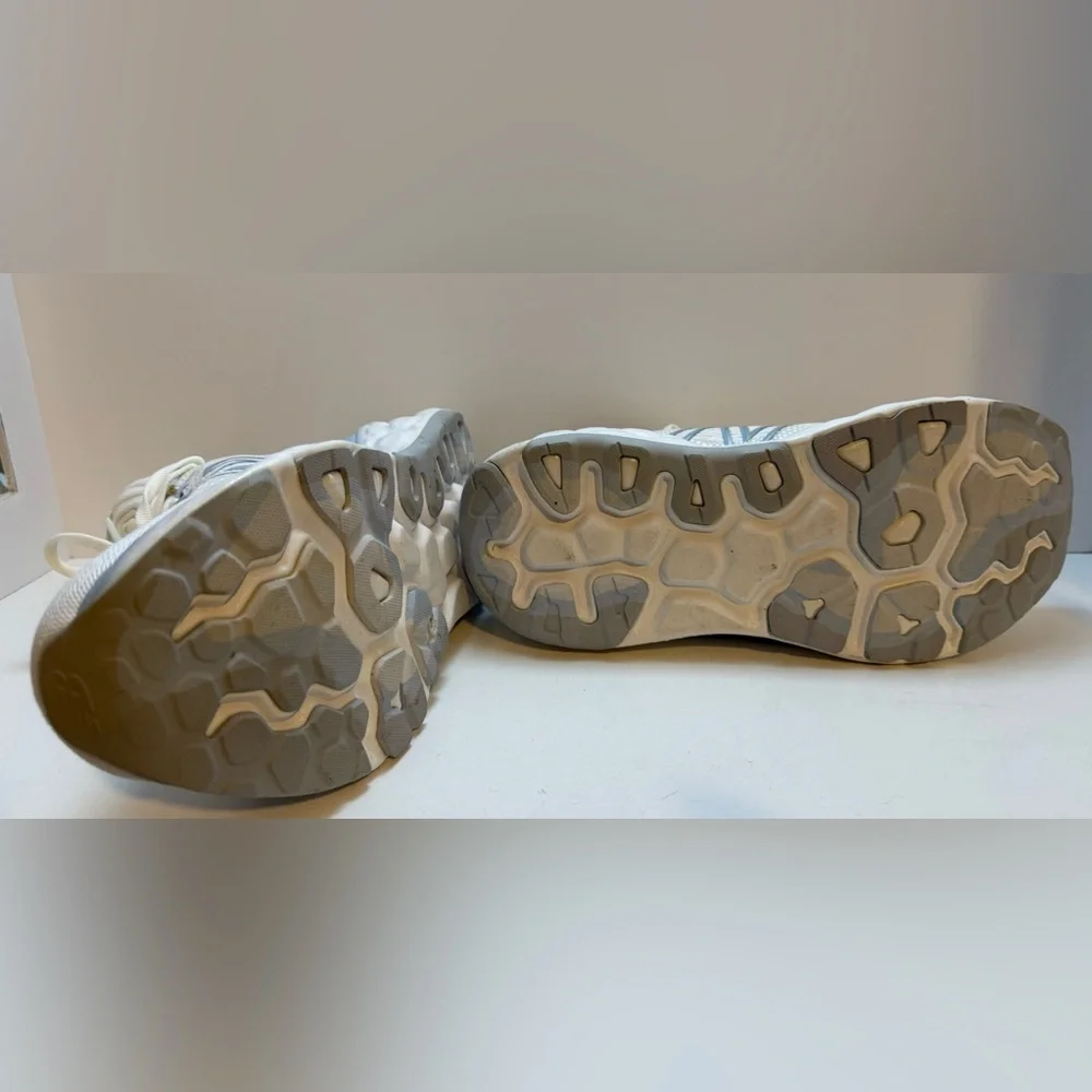 New Balance Women's Fresh Foam More V3 Running Shoes, Size 8.5 - Picture 4 of 8